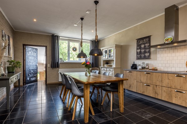 Foto - Verkocht: Unieke karakteristieke instapklare hoekwoning met maar liefst 235 m2 wonen én een vrij uitzicht op het groen in Simpelveld.